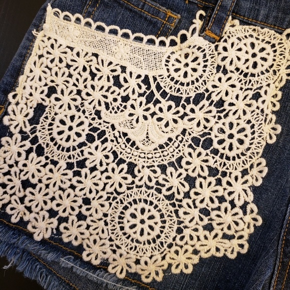 Gianni Bini jean shorts with crochet size 9 - Picture 4 of 4